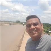 Profesor de quimica imparte clases a estudiantes de educacion basica, media y superior